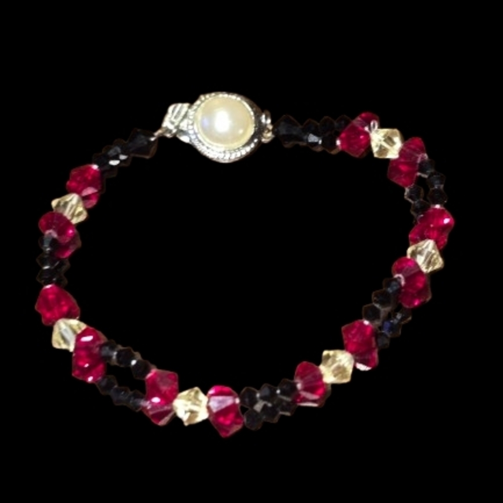 Elegant beaded bracelet w/ red and black crystal beads and a pearl-like clasp 20
